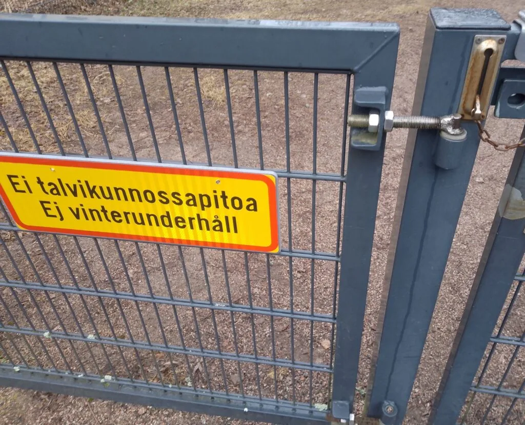 kuristumisrako portin ja pylvään välissä?
