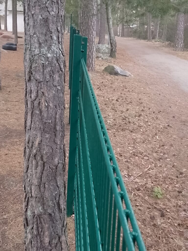juuttumisrako aidan ja puun välissä juuttumisrako aidan ja puun välissä