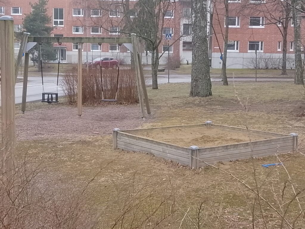 leikkipaikalla ei aitaa vaikka tie on aivan vieressä leikkipaikalla ei aitaa vaikka tie on aivan vieressä