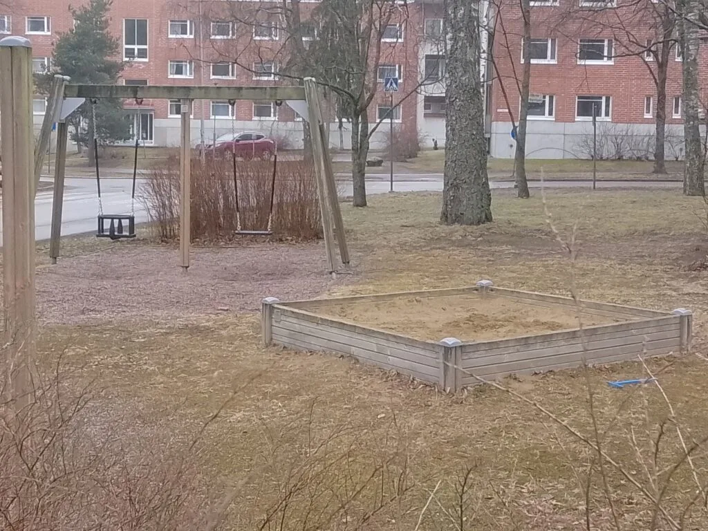 leikkipaikalla ei aitaa vaikka tie on aivan vieressä
