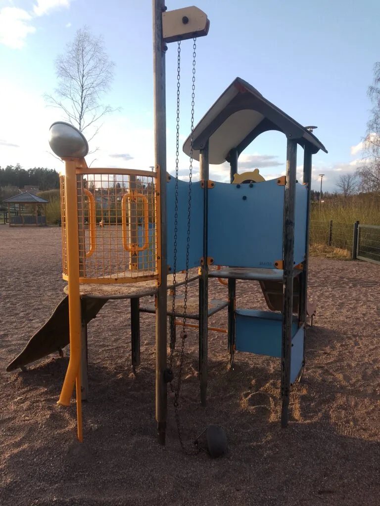 vapaa kettinki jonka voi kääntää kaulan ympärille ja pudota